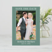Modern minimalistisch Eucalyptus Green Save The Date (Staand voorkant)