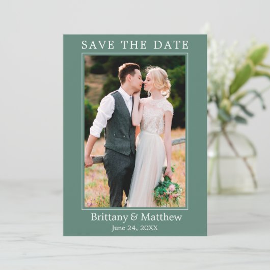 Modern minimalistisch Eucalyptus Green Save The Date (Staand voorkant)