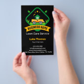 Modern Minimalistisch Geel Groen Grasmaaier Logo Flyer (Hand)