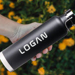 Modern minimalistisch gepersonaliseerd waterfles<br><div class="desc">Moderne gepersonaliseerde naam of monogram waterfles. Witte tekst.</div>