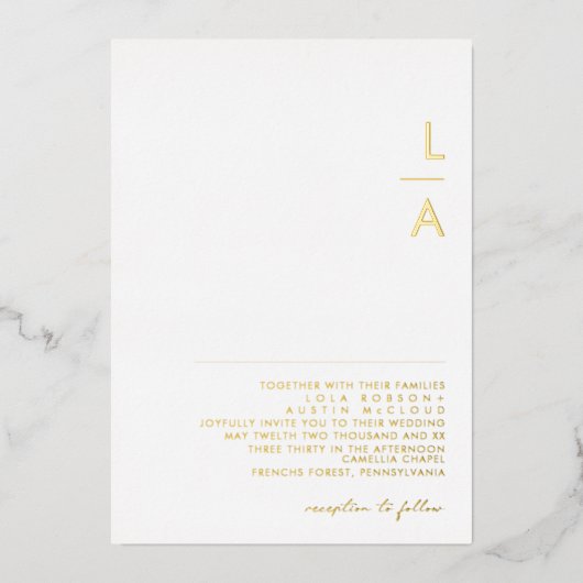 Modern minimalistisch | Gold Monogram Weddenschap  Folie Uitnodiging (Voorkant)