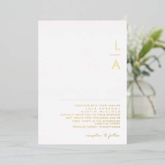 Modern minimalistisch | Gold Monogram Weddenschap  Folie Uitnodiging (Staand Voorkant)