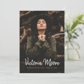 Modern minimalistisch handgeschreven foto-Afstuder Aankondiging (Staand voorkant)