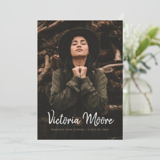 Modern minimalistisch handgeschreven foto-Afstuder Aankondiging (Staand voorkant)