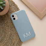Modern minimalistisch Hoesje-Mate voor tonal Monog iPhone 13 Hoesje<br><div class="desc">Het moderne,  minimalistische design in tantblauw-kleuren met hoge tonen biedt uw initialen of monogram in schone,  eenvoudige letters aan de onderkant,  gelaagd met een diepere kleur voor een 3D-uiterlijk.</div>