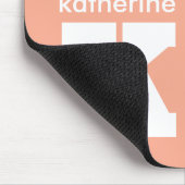 Modern minimalistisch Initiaal zalmroze monogram Muismat (Hoek)