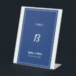 Modern Minimalistisch Marine Blauw Bruiloft Tafeln Reclamebord Met Voetstuk<br><div class="desc">Modern Minimalistisch marineblauw trouwtafelnummer Dit teken staat rechtop op de tafel waardoor de bruiloftsgasten gemakkelijk hun zitplaats kunnen vinden. Tafelnummers verbeteren het uiterlijk van je tafellaag en geven de finishing touch aan je speciale dag. Gepersonaliseerde tekst afdrukken van de namen of nummers van uw tabellen. Voeg uw aangepaste formulering toe...</div>