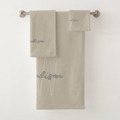 Modern minimalistisch monogram beige scriptnaam bad handdoek (Insitu)