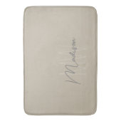 Modern minimalistisch monogram beige scriptnaam badmat (Voorkant Verticaal)