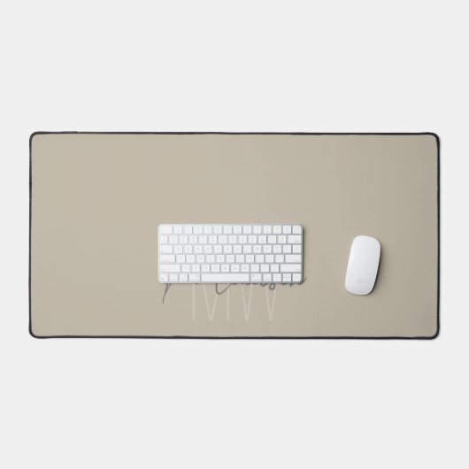 Modern minimalistisch monogram beige scriptnaam bureaumat (Keyboard & Muis)
