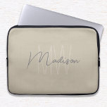 Modern minimalistisch monogram beige scriptnaam laptop sleeve<br><div class="desc">Bescherm uw laptop in stijl met deze Modern Minimalist Monogram Beige Script Name-laptophoes. Dit sleeve heeft een strak en elegant ontwerp en toont uw persoonlijke monogram met uw initialen en naam in een verfijnd, modern script. De neutrale beige achtergrond voegt een verfijnd tintje toe, waardoor het een perfect accessoire is...</div>