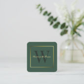 Modern minimalistisch monogram groen goud elegant vierkante visitekaartje (Staand voorkant)