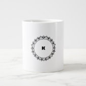 Modern minimalistisch monogram grote koffiekop (Voorkant)