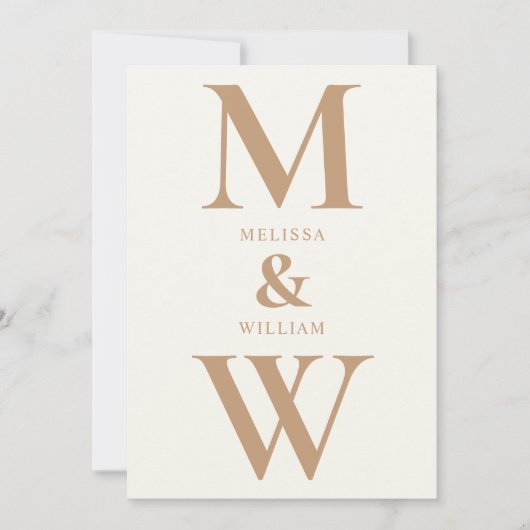 Modern minimalistisch monogram ivoor tan bruiloft kaart (Voorkant)