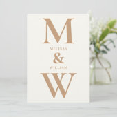 Modern minimalistisch monogram ivoor tan bruiloft kaart (Staand voorkant)