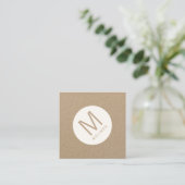 Modern minimalistisch Monogram Kraft Paper Vierkante Visitekaartje (Staand voorkant)