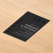 Modern minimalistisch monogram zwart-wit huwelijk acryl uitnodigingen (Laagn)