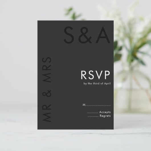 Modern minimalistisch monogram zwart-wit huwelijk RSVP kaartje (Staand voorkant)