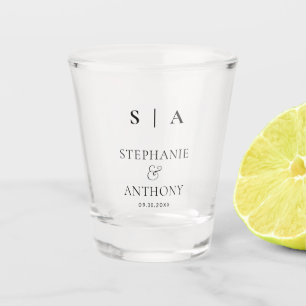 Modern minimalistisch monogram zwart-wit huwelijk shot glas