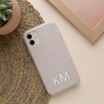 Modern minimalistisch neutraal monogram iPhone 13 hoesje<br><div class="desc">Het moderne minimalistische ontwerp in de neutrale kleuren van de chromatische aardtoon kenmerkt uw initialen of monogram in schone,  eenvoudige letters langs de bodem,  gelaagd met een diepere kleur voor een 3D blik.</div>