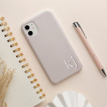 Modern minimalistisch neutraal monogram iPhone 13 hoesje<br><div class="desc">Het moderne minimalistische ontwerp in de neutrale kleuren van de chromatische aardtoon kenmerkt uw initialen of monogram in schone,  eenvoudige letters langs de bodem,  gelaagd met een diepere kleur voor een 3D blik.</div>