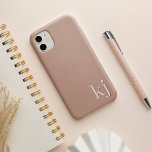 Modern minimalistisch neutraal monogram iPhone 13 hoesje<br><div class="desc">Het moderne minimalistische ontwerp in de neutrale kleuren van de chromatische aardtoon kenmerkt uw initialen of monogram in schone,  eenvoudige letters langs de bodem,  gelaagd met een diepere kleur voor een 3D blik.</div>