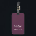 Modern minimalistisch Paars Bagagelabel<br><div class="desc">Eenvoudig elegant massief paarse met scriptnaam en serif achternaam reisaccessoire.</div>