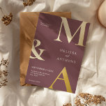 Modern minimalistisch Paars monogram huwelijk Folie Uitnodiging<br><div class="desc">Moderne minimalistische Paarse Folie huwelijksuitnodiging. Biedt een vettige monogram typografie en een minimaal grafisch ontwerp. Pas tekst aan met alle details van uw speciale dag.</div>