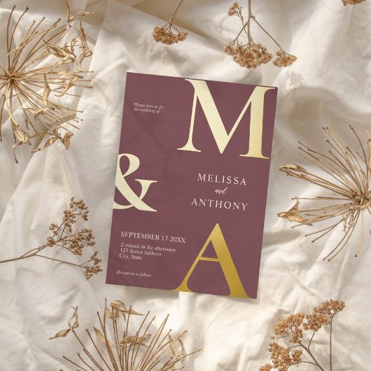 Modern minimalistisch Paars monogram huwelijk Folie Uitnodiging