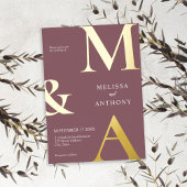 Modern minimalistisch Paars monogram huwelijk Folie Uitnodiging