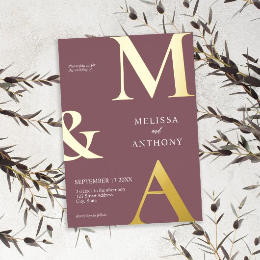 Modern minimalistisch Paars monogram huwelijk Folie Uitnodiging