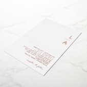 Modern minimalistisch Roos Gold Monogram Weddensch Folie Uitnodiging (Gedraaid)
