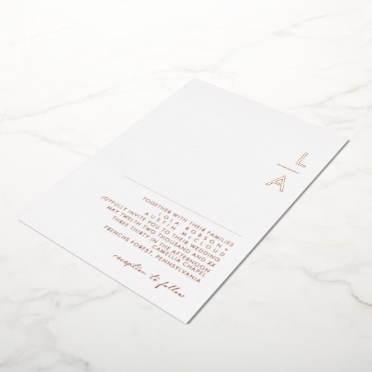 Modern minimalistisch Roos Gold Monogram Weddensch Folie Uitnodiging (Gedraaid)