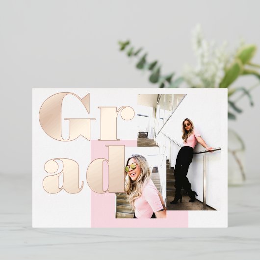 Modern minimalistisch roze 2 foto's afstuderen folie uitnodiging (Staand Voorkant)