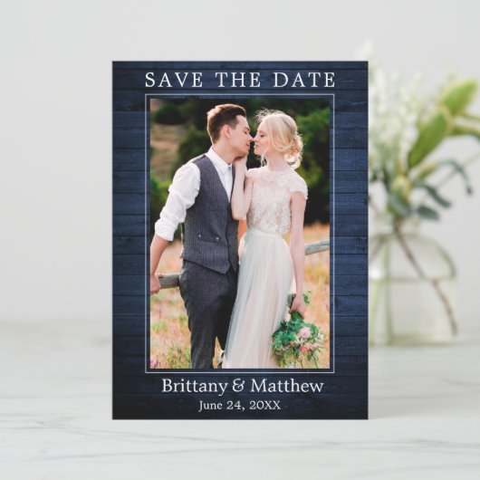 Modern minimalistisch rustiek blauw hout save the date (Staand voorkant)
