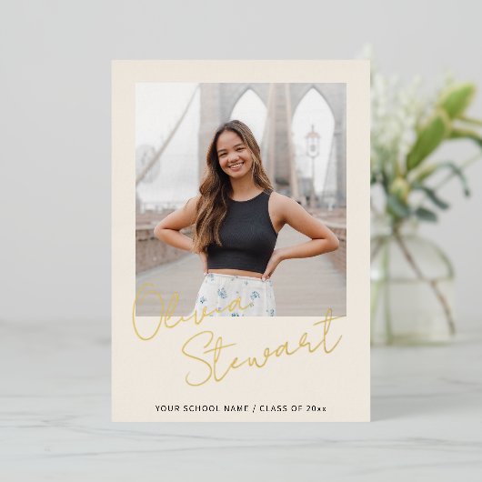 Modern minimalistisch script Afstuderen foto goud Folie Feestdagenkaart (Staand Voorkant)