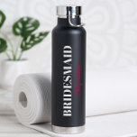 Modern minimalistisch script bruiloft bruidsfeest waterfles<br><div class="desc">Dank uw bruidsfeest met deze praktische gepersonaliseerde bruidsfeestwaterflessen! Perfect om mee te nemen op de vrijgezellenreis weekend! De titel kan worden gewijzigd in elke tekst,  inclusief de heer bruidsmeisje,  bruidsmeisje,  bruidsmeisje,  de heer van eer en Bloemenmeisje. Verschillende beschikbare kleurenopties.</div>