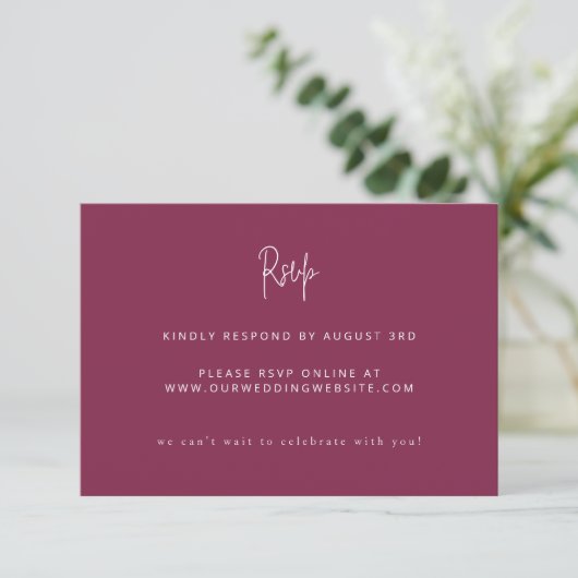 Modern minimalistisch script bruiloft Burgundy RSVP Kaartje (Staand voorkant)