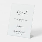 Modern minimalistisch script bruiloft gereserveerd reclamebord met voetstuk (Voorkant)