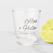 Modern minimalistisch script bruiloft monogram op  shot glas (Voorkant)