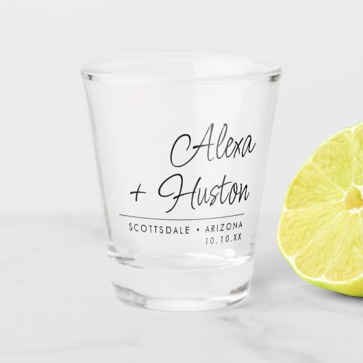 Modern minimalistisch script bruiloft monogram op  shot glas (Voorkant)