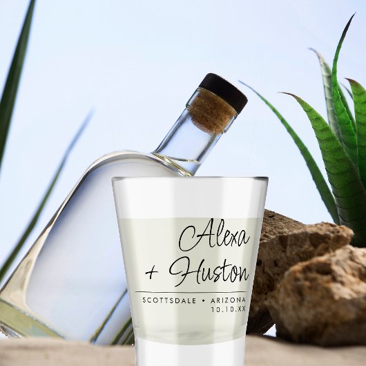 Modern minimalistisch script bruiloft monogram op  shot glas