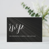 Modern minimalistisch script bruiloft RSVP kaartje (Staand voorkant)