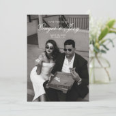 Modern Minimalistisch Script Bruiloft Sla de datum Kaart (Staand voorkant)