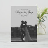 Modern Minimalistisch Script Bruiloft Sla de datum Kaart (Staand voorkant)