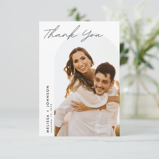 Modern minimalistisch script bruiloft twee foto bedankkaart (Staand voorkant)