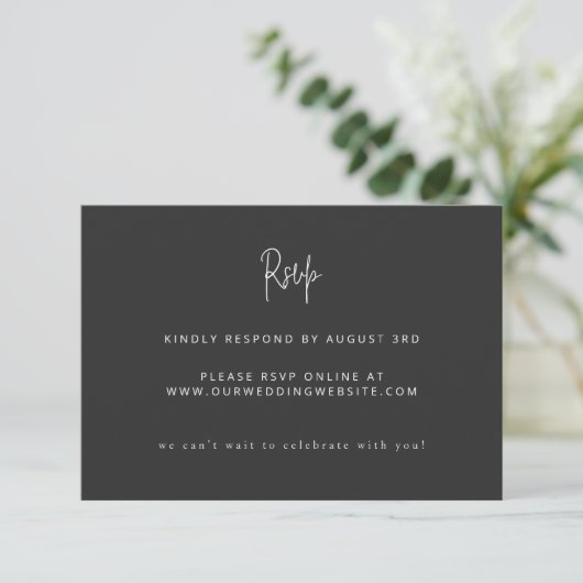 Modern minimalistisch script bruiloft zwart-wit RSVP kaartje (Staand voorkant)