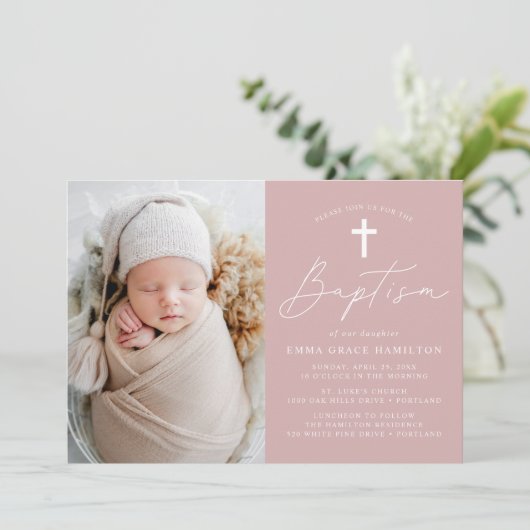 Modern minimalistisch script Dusty Roos foto doop Kaart (Staand voorkant)