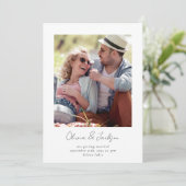 Modern minimalistisch script foto QR code bruiloft Kaart (Staand voorkant)