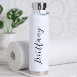 Modern minimalistisch script gepersonaliseerd waterfles<br><div class="desc">Geef een vriend deze praktische gepersonaliseerde moderne minimalistische waterfles! Perfect om onderweg mee te nemen! Verschillende beschikbare kleurenopties.</div>